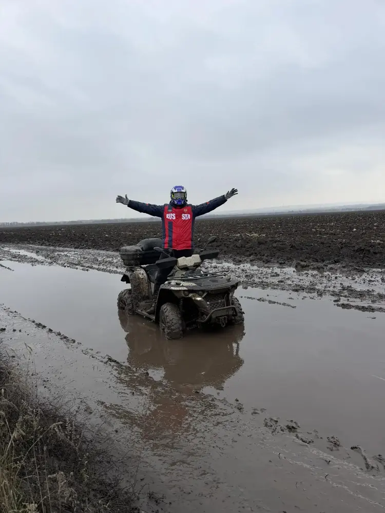Квадроцикл KV Quad Bike на маршруте по полям